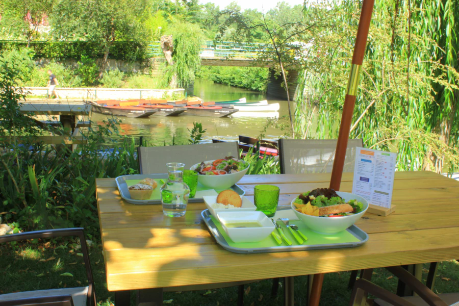 Plateau repas avec vue sur les bateaux de l'embarcadère