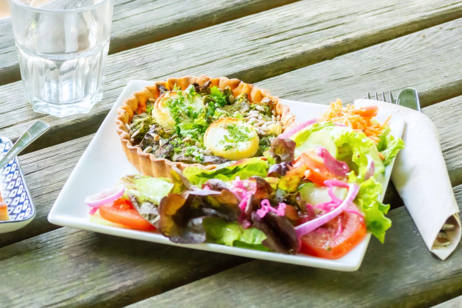 Présentation d'une tarte avec une jolie salade composée