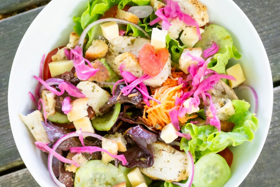 Présentation d'une salade composée