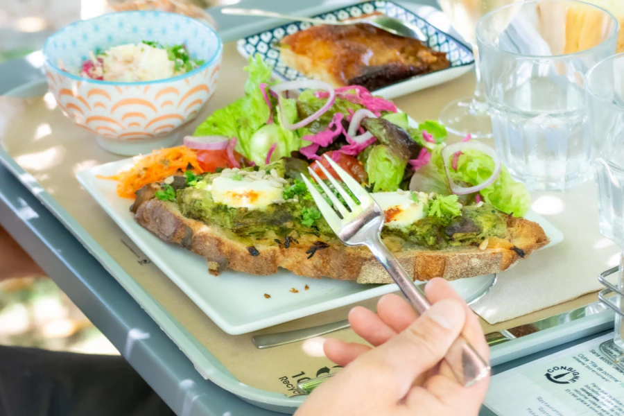 Présentation d'une tartine avec une jolie salade composée