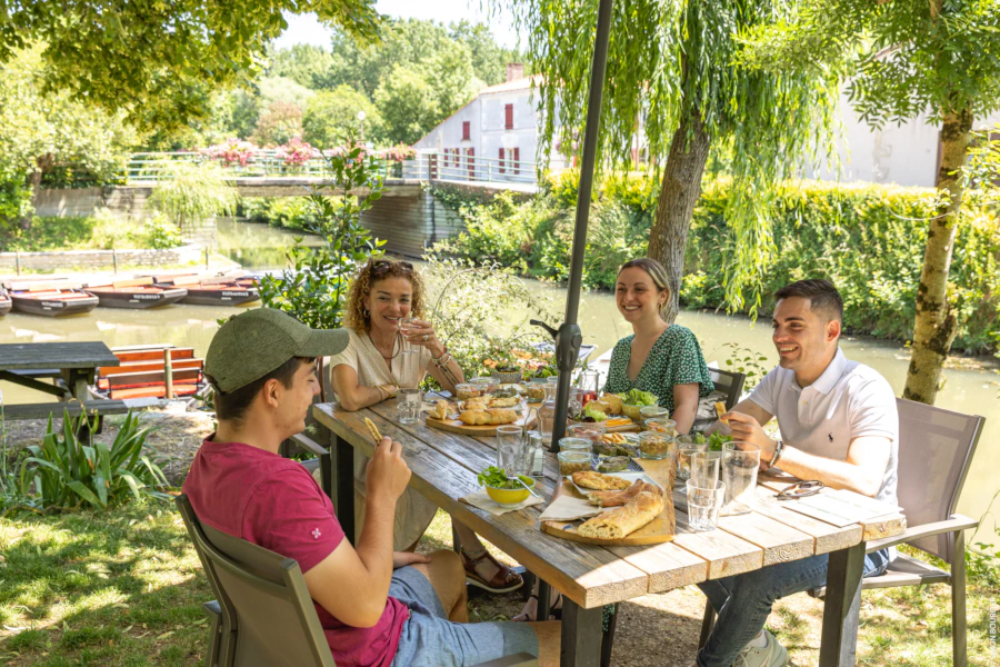 Repas autour d'un menu découverte en bord de rivière