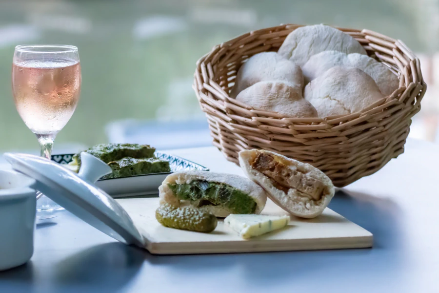 Menu du soir avec des petits pains cuits au feu de bois et spécialités maraîchines