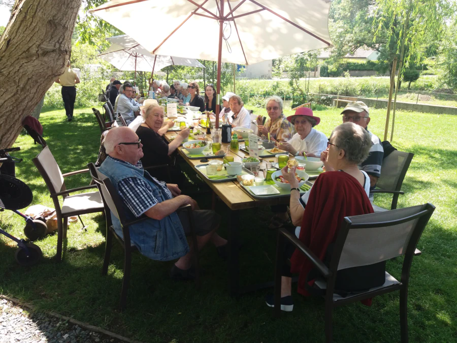 Groupe de personnes d'une maison de retraite attablés et heureux !