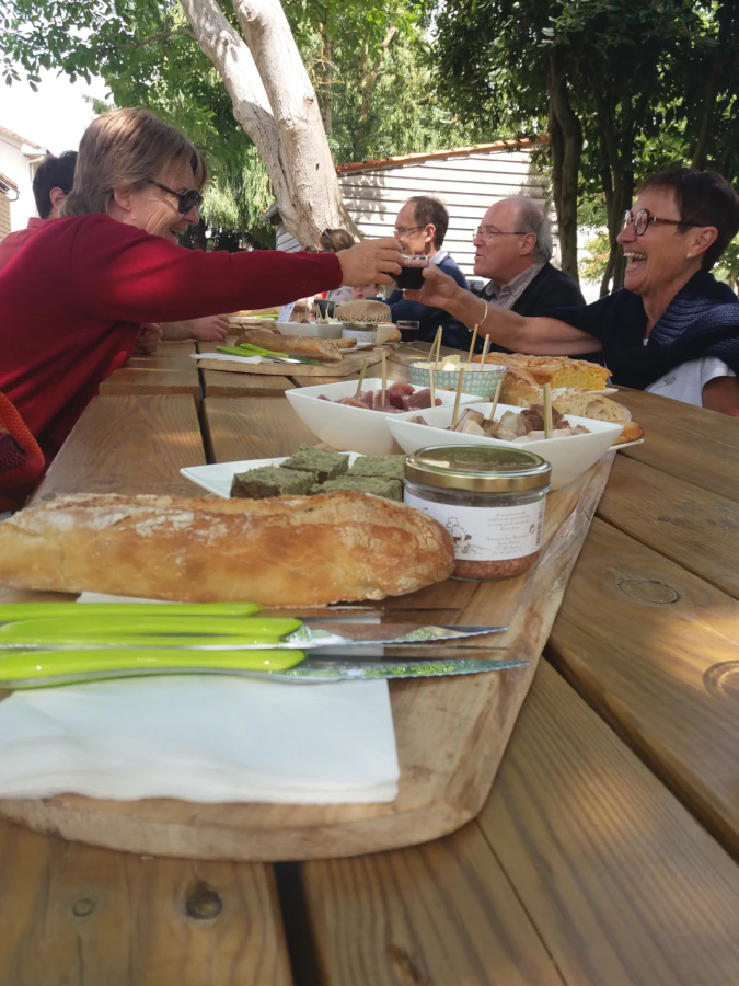 Groupe de personnes installées à table dégustant des spécialités maraîchines