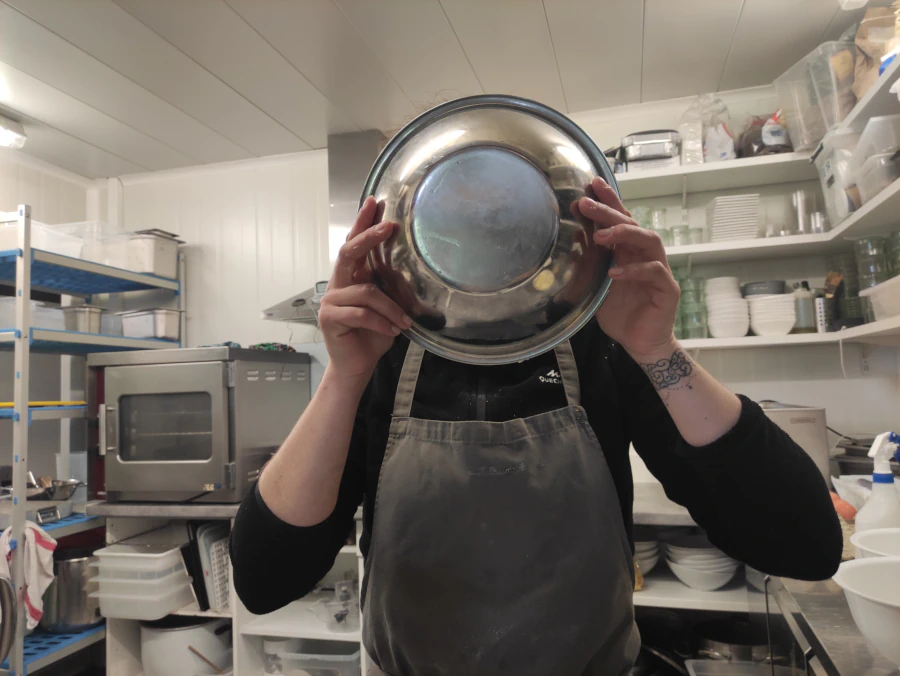 Photo d'une employée en cuisine