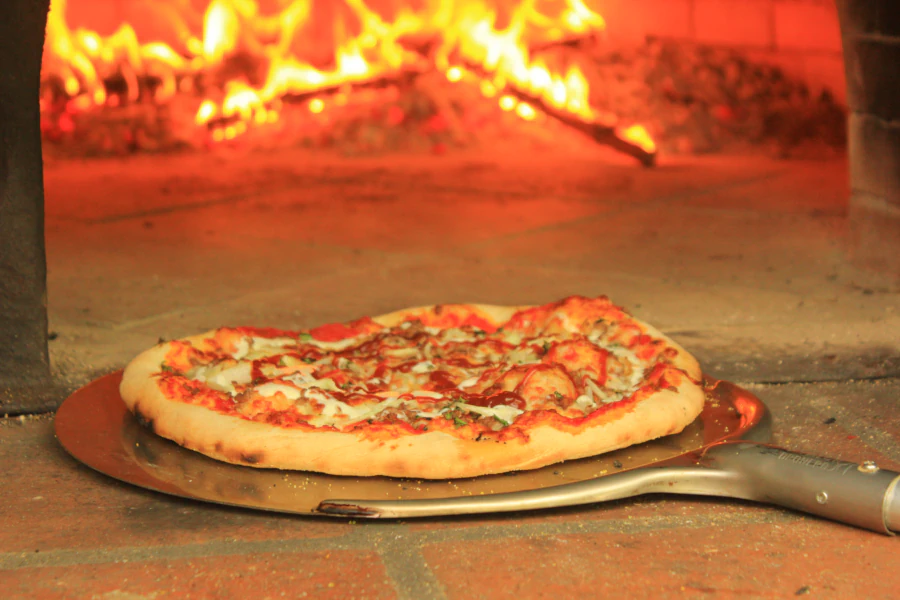 Pizza tout juste sortie du four à bois