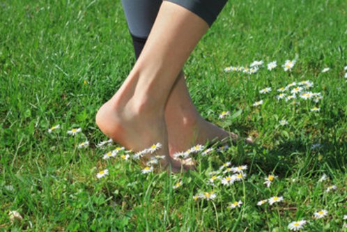 pieds nus dans l'herbe conseillé au restaurant au bord de l'eau