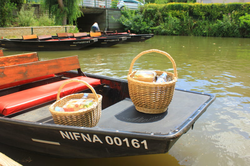 Pique nique pour balade en barque sur la Venise verte du Marais Poitevin